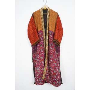 Kimono de Seda Floral Vintage Hecho a Mano, Ropa de Dormir de Verano Reciclada, Sari de Retazos de Temporada, Regalo para la Primavera y el Uso Diario - Product Image 1