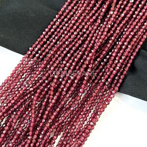 Cuentas redondas microfacetadas de granate rojo natural de 2 mm, pequeñas cuentas de granate para la fabricación de joyas, cuentas sueltas facetadas con corte de diamante al por mayor. - Product Image 5