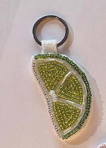 Porte-clés artisanal en verre brun foncé de style classique, orné de plumes et de flèches, accessoire fait main, écologique et imperméable - Product Image 2