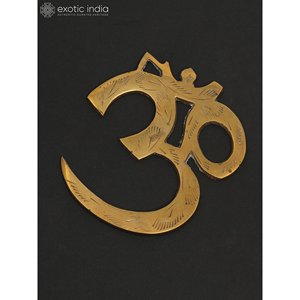 Petite statue en laiton de 4 pouces Om (Aum) Sculpture élégante en laiton pour décoration murale, maison et temple fabriquée en Inde - Product Image 1