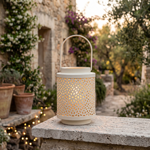 Portavelas de Metal Perforado con Acabado en Polvo Blanco, Elegante Portavelas de Jardín con Asa para Decoración de Patio y Hogar - Product Image 1