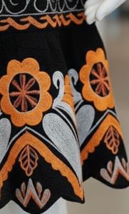 Falda Tradicional Micronesiana Personalizada al por Mayor, Falda Midi Elegante Negra con Bordado Floral para Mujer, Cintura Alta - Product Image 5