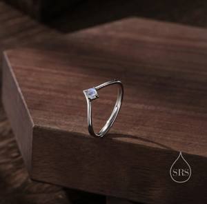 แหวนมูนสโตนแบบมินิมอล วีริง ทำจากเงินสเตอร์ลิง ขนาด 3 มม. ประดับมูนสโตนแบบฝังหนามเตย แหวนปรับขนาดได้ แหวนลายเชฟรอน มูนสโตนจำลอง - Product Image 3