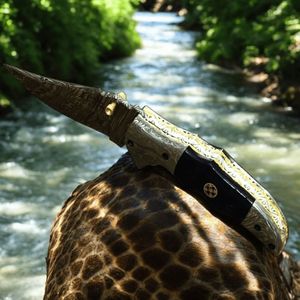 Couteaux de chasse pliants de style professionnel avec lame à motif pointu et tranchant, manche courbé artistique et étui de protection en cuir marron - Product Image 4