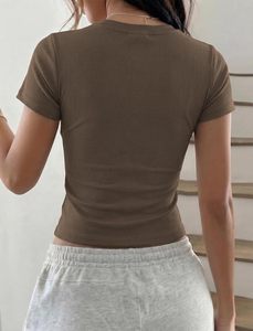 Haut court marron à manches courtes et col rond pour femme, coupe ajustée, couleur unie, en coton tricoté et élasthanne, décontracté, printemps-été - Product Image 3