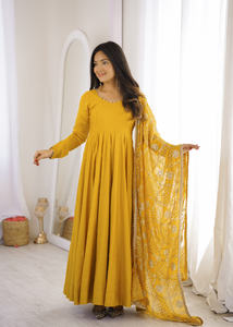 ชุดเดรส Anarkali ผ้าไหมโรมาแท้ แต่งระบาย พร้อมกางเกงขายาวปักเลื่อม ผ้าคลุมไหล่ปักลาย ชุดสูทแขนทรง Churidar รุ่น PY313 DC - Product Image 5
