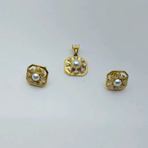 Aretes Clásicos de Perlas y Diamantes en Oro de 22k con Juego de Colgante a Juego, Joyería Elegante con Diseño Octagonal para Mujer - Product Image 1