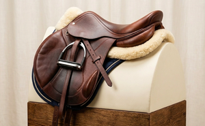 Silla de Montar Premium de Cuero Marrón para Salto, Cómoda para Montar a Caballo, con Estribos y Acolchado Suave - Product Image 2