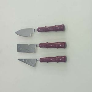 Juego de rebanador y esparcidor de queso mate chapado en oro de acero inoxidable de buena calidad con mango pulido de resina marrón amarillento - Product Image 4