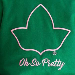 Chaqueta Universitaria Retro Ivy League para Mujer, Verde y Rosa, Chaqueta Letterman Premium con Bordado Elegante, Ropa Urbana - Product Image 5