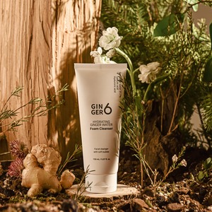 Nettoyant moussant quotidien au gingembre avec eau de gingembre nourrissante et acide hyaluronique, formule végane, action moussante, nettoyage doux, anti-acné - Product Image 1