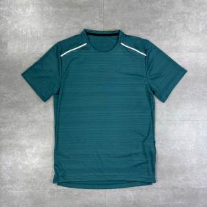 Conjunto de Camiseta y Pantalones Cortos Ligeros y Transpirables para Hombre, Ropa Deportiva de Verano Personalizada OEM, Conjunto de Fitness para Gimnasio con Elasticidad en Cuatro Direcciones - Product Image 4