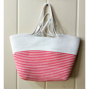 Sac fourre-tout artisanal The Coastal Mirage en raphia naturel, jute et jonc de mer tressé avec accents en rotin, motif évasion tropicale rêveuse - Product Image 2