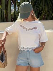เสื้อเชิ้ตผู้หญิงปักลายลูกไม้ขอบผ้าขนหนูแบบใหม่ เสื้อครอปท็อปแขนสั้นคอวีแบบสวมใส่สบายสำหรับฤดูใบไม้ผลิและฤดูร้อน รับปักโลโก้ตามสั่ง - Product Image 5