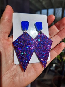 Boucles d'oreilles tendance en résine bleue avec strass et pendentif losange, design exquis, technique de découpe en plastique - Product Image 5