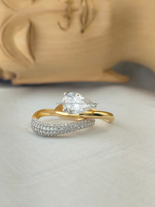 Anillo de diamantes con corte pera en oro amarillo, una combinación radiante de elegancia y brillo, con un resplandor dorado diseñado para cautivar cada momento. - Product Image 2