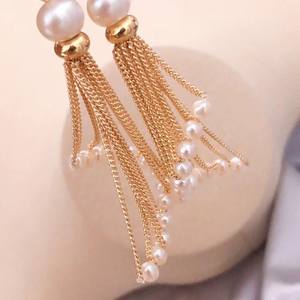 Boucles d'oreilles populaires en perles d'eau douce 5-6 mm avec longs pendentifs en forme de pompon, plaquées or 14 carats - Product Image 3