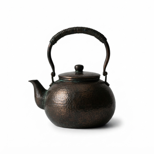 Théière rustique en cuivre martelé foncé avec poignée en rotin tressé et finition patinée, bouilloire à thé vintage, fabricant en gros - Product Image 1