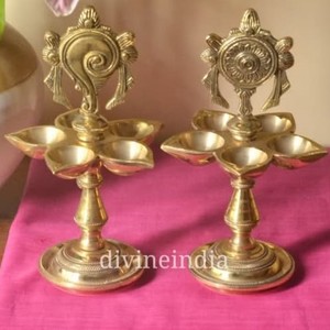 Ensemble de supports traditionnels en laiton pour Diya avec plaque arrière détaillée, lampe à huile multi-mèches pour la salle de Puja, la décoration de temple et l'éclairage festif - Product Image 3