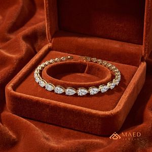 สร้อยข้อมือเทนนิสประดับมอสซาไนต์ทรงลูกแพร์ชุบทอง 18K สำหรับผู้หญิง ดีไซน์หรูหราสไตล์แฟชั่นจากเบเวอร์ลี่ฮิลส์ - Product Image 4
