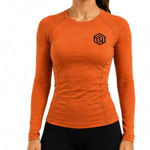 Camiseta de compresión para mujer diseñada con tecnología de tejido transpirable de recuperación elástica superior y ajuste cómodo - Product Image 1