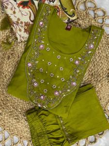 Conjunto de Kurti de Seda Marina Premium Bordado en Verde, de Secado Rápido, Diseño Floral, Corte Regular, para Mujer, Estilo Indio-Pakistaní - Product Image 1