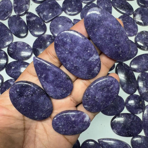 พลอยเลพิโดไลต์สีแดงธรรมชาติทรงหลังเบี้ย รูปทรงและขนาดคละแบบ คุณภาพสูง สำหรับทำเครื่องประดับ ขายส่ง - Product Image 1