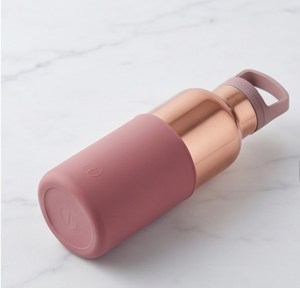 Botella de Agua de Acero Inoxidable y Cobre con Diseño Simple en Oro Rosa Puro, con Funda de Silicona Rosa y Asa Integrada - Product Image 4