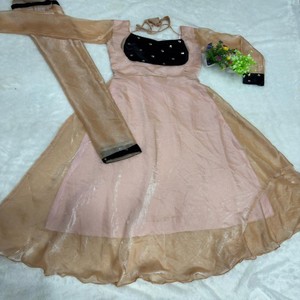 Vestido Largo de Terciopelo con Bordado de Seda Fandy de VASTRA COTTAGE, con Dupatta, Interior de Microfibra de Algodón, Estilo Étnico para Fiestas - Product Image 2