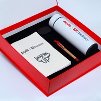 Boîte cadeau en papier rouge, boîte d'emballage rigide, matériaux recyclés, revêtement UV, poignée, carton pliable imprimé sur mesure pour l'affichage en vente au détail