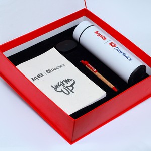 Red Paper Gift <b>Box</b> Rigid Packaging <b>Box</b> Recycled Materials UV Coating Handle Custom Printed Folding Carton for Retail <b>Display</b> - Product Image 6