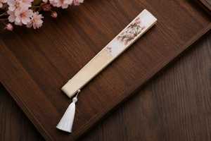 Éventail pliant artisanal en bois naturel avec motif moderne peint en fleurs de cerisier, objet de collection artistique et artisanat décoratif - Product Image 4