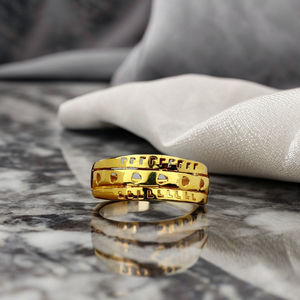 Anillo Ancho Dorado con Recortes en Capas |   Diseño Moderno de Franjas Horizontales |   Elegante Oro Amarillo de 2.210 Gramos - Product Image 3