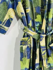 Robe kimono en coton faite à la main, motif tropical – Peignoir enveloppant à imprimé botanique bleu - Product Image 4