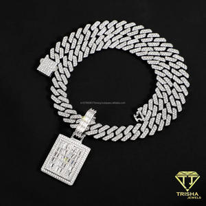 Collier pendentif de luxe à deux couches avec nom, orné de diamants de laboratoire, motif lettres audacieuses et chaîne entièrement pavée de diamants, pour la vente en gros - Product Image 4