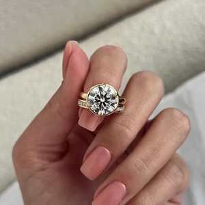 Ensemble de mariage unique en or jaune, serti de 5 carats de diamants ronds brillants géorgiens, avec bague de fiançailles et alliance ajustées - Product Image 4