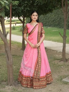 Lehenga Choli en Chanderi Cousu avec des Détails Artisanaux et une Doublure en Coton Doux – Idéal pour les Mariages et les Cérémonies - Product Image 2