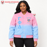 Jaket Varsity Satin Kontras Pink Biru Muda Wanita Gamma Phi Delta dengan Kancing Tekan di Depan, Kerah dan Manset Rajut, Pakaian Kampus
