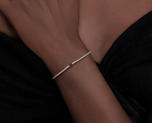 Pulsera de tenis Beatrice Lab con rubí y diamantes cultivados en oro blanco de 18 quilates - Product Image 6