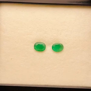 Paire d'émeraudes naturelles de Zambie, taille ovale, 1,91 ct, qualité AAA, avec lueur et belle couleur verte, polissage parfait pour la création de bijoux - Product Image 1