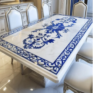 Table à manger rectangulaire en marbre blanc avec un motif floral bleu roi audacieux au centre et une bordure incrustée assortie, en gros. - Product Image 1