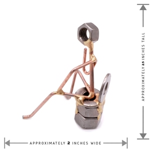 Estatua de Baño Hecha a Mano con Alambre de Cobre y Tuerca de Acero, Figura Divertida de Hombre Pensativo Sentado en el Inodoro, Decoración Industrial - Product Image 6
