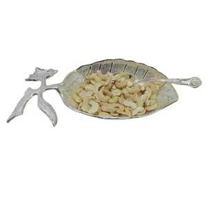Tazón para Servir con Borde Festoneado Dorado, Plato de Metal Repujado para Frutos Secos y Aperitivos, Skies Trader - Product Image 2