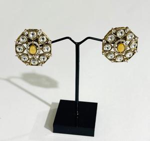 Boucles d'oreilles clous rondes Polki jaunes de luxe plaquées or, bijoux de mode traditionnels indiens pour mariages et fêtes, pour femmes - Product Image 2