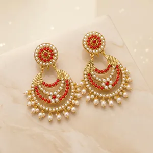 Boucles d'oreilles pendantes Bhargavi en alliage de cuivre plaqué or avec zircon en forme de fleur, perles d'imitation, bijoux ethniques tendance et originaux - Product Image 1