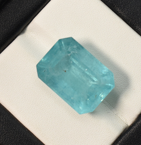 Pierre précieuse de tourmaline Paraiba cultivée en laboratoire avec inclusion visible : taille émeraude - Product Image 3