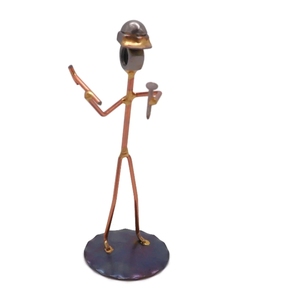 Statuette d'ouvrier du bâtiment en métal soudé fait main, sculpture de charpentier en fer recyclé tenant une marteau et une cloueuse, sculptures d'artisan. - Product Image 2