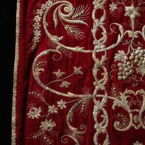 Estola de Terciopelo Rojo Bordada con Motivos Florales Dorados, Túnica Litúrgica para Obispos, Prenda Religiosa Personalizada - Product Image 4