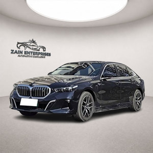 Berline noire haut de gamme au design moderne, jantes en alliage sportives, véhicule électrique à énergie nouvelle - Product Image 1