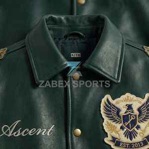 Chaqueta Varsity Personalizada Premium para Hombre, de Cuero PU, con Parches Bordados, Estilo Universitario, Cierre de Botones a Presión, Hecha en Pakistán - Product Image 4